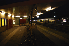 904817 Gezicht op de perrons van het N.S.-station Driebergen-Zeist te Driebergen-Rijsenburg, bij avond.